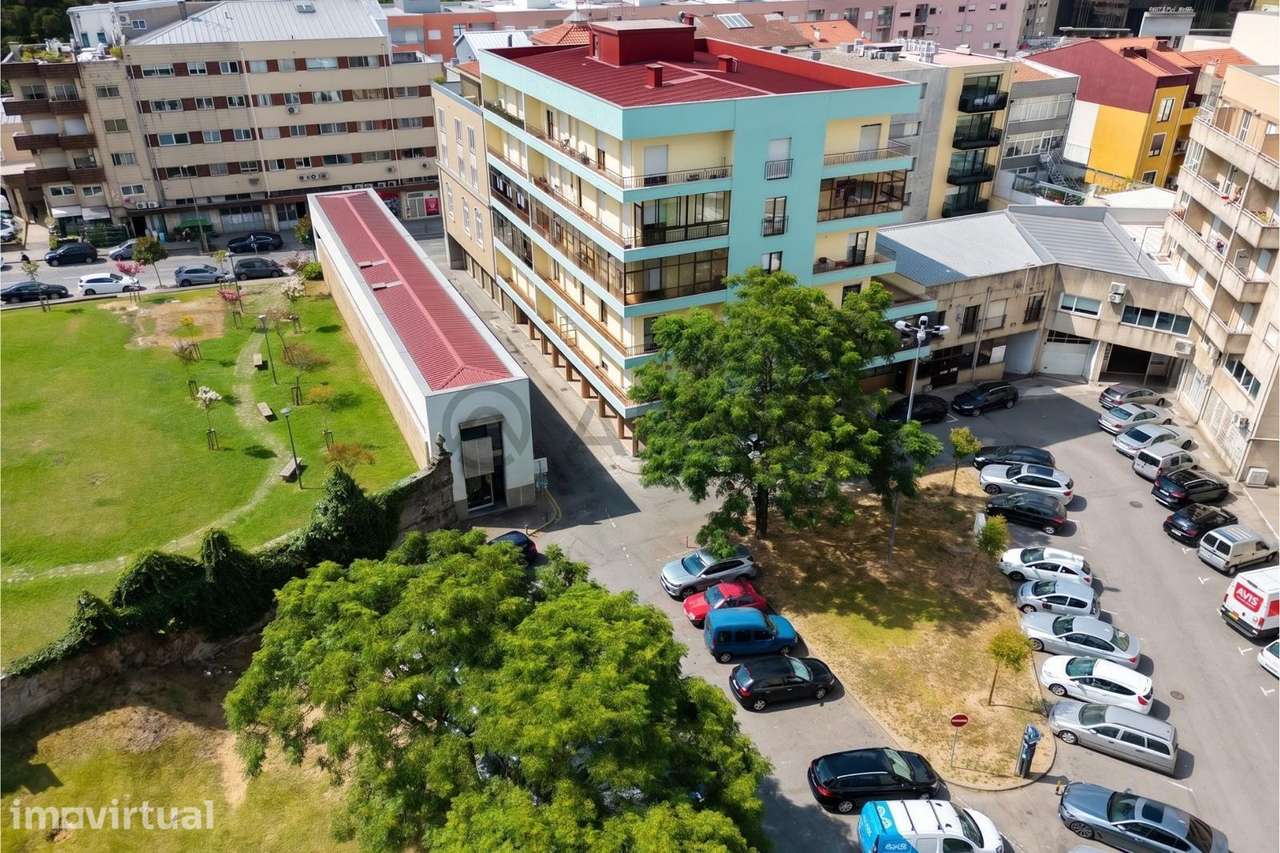 Loja próxima do Arco da Porta Nova - Grande imagem: 3/16