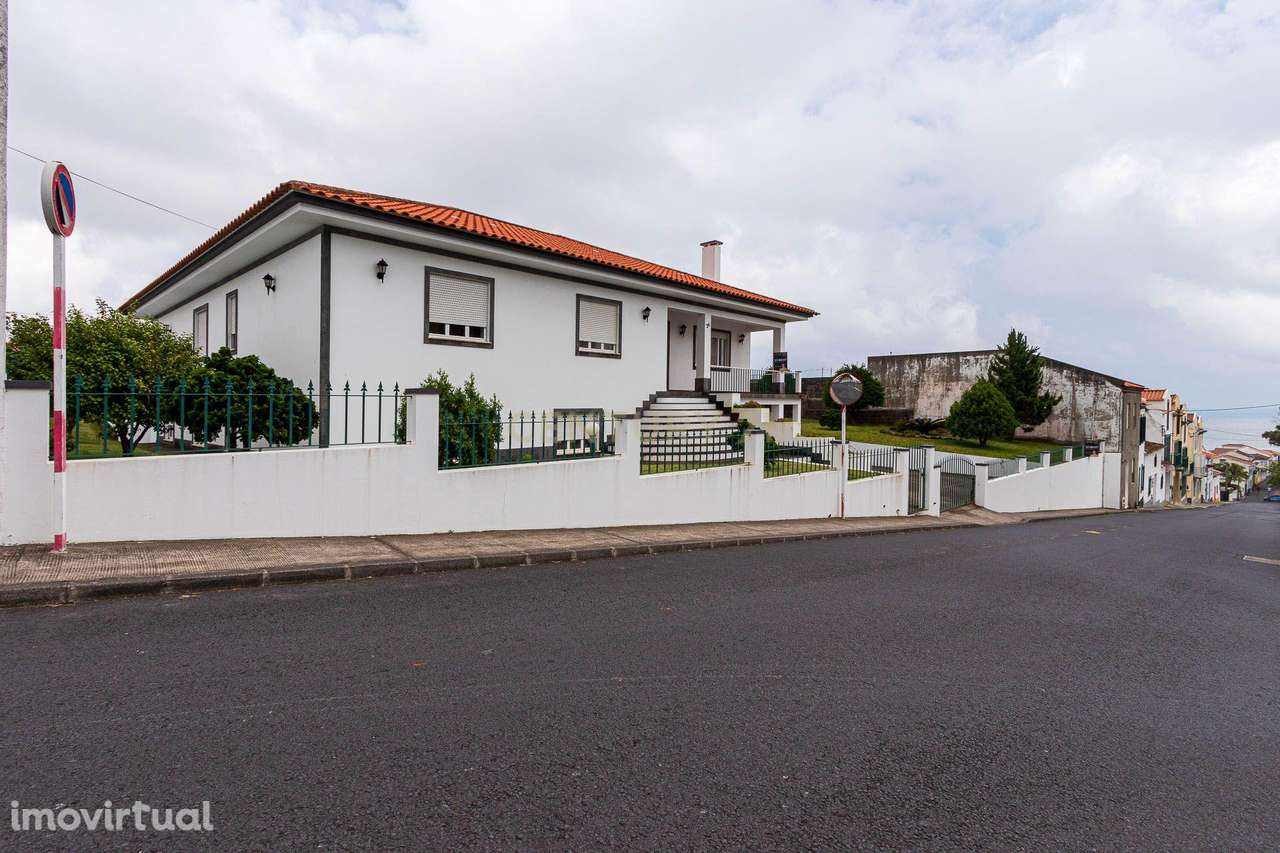 Casa Isolada com Jardim e Terraço em Vila Franca do Campo - Grande imagem: 3/50