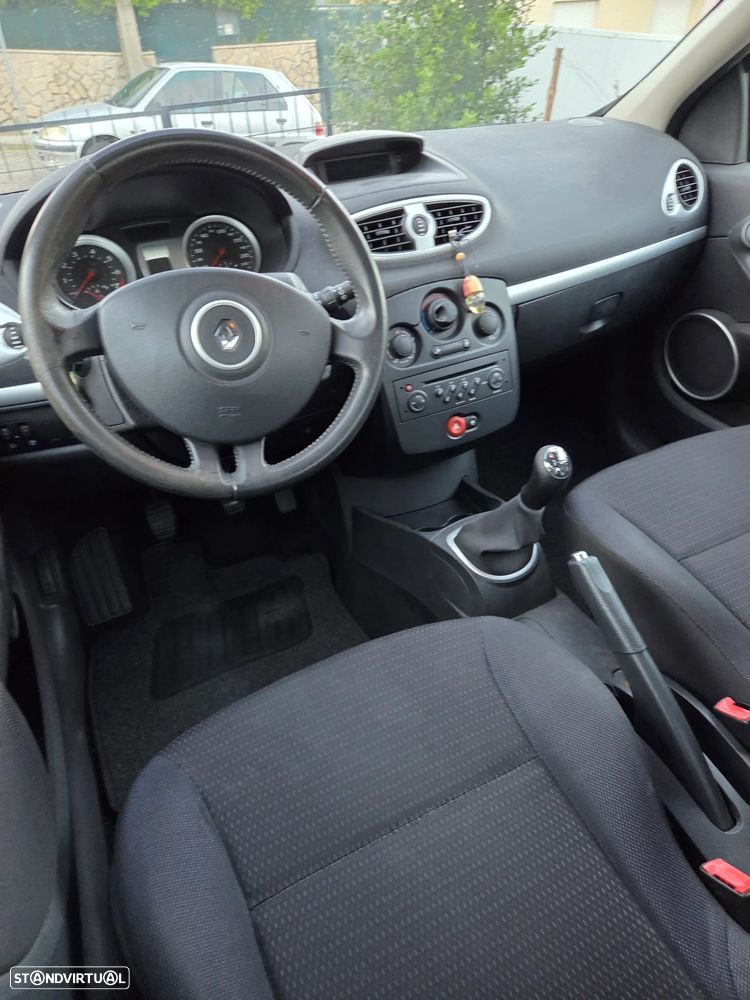 Renault Clio 1.2 16V Confort - 12