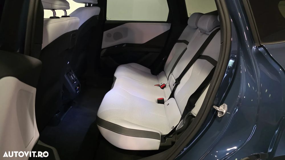 BMW iX3 50 xDrive - 9