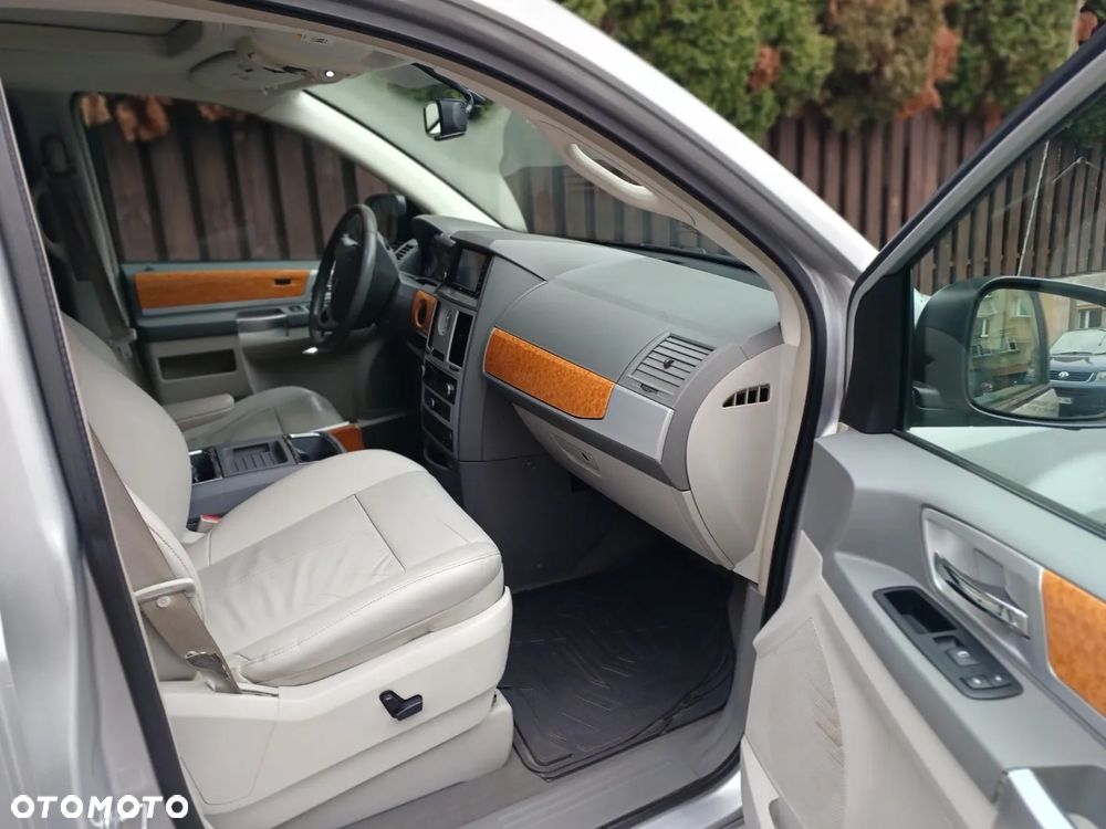 Chrysler Town & Country - 14