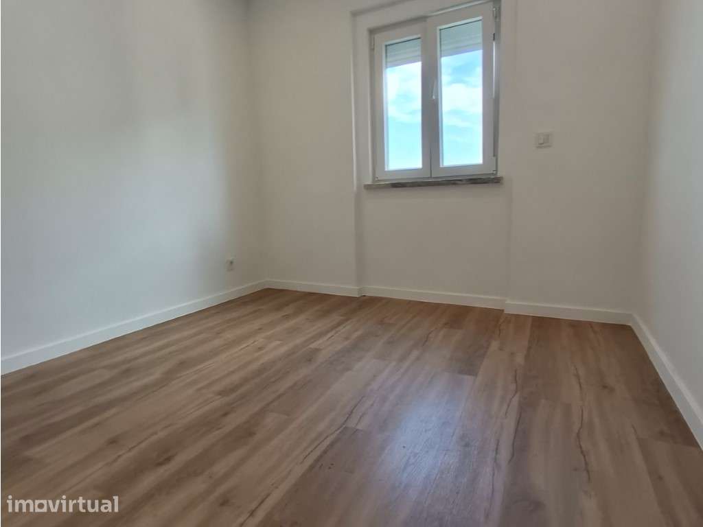Apartamento T2 Totalmente Renovado | Centro de Queluz - Grande imagem: 2/11