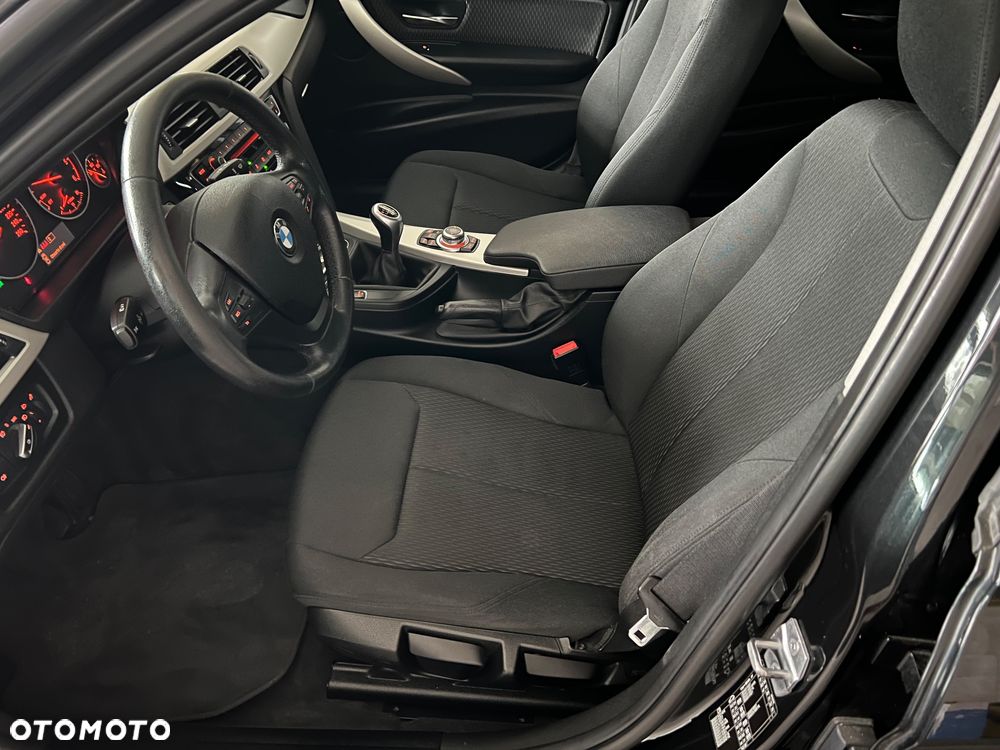 BMW Seria 3 318d xDrive - 15