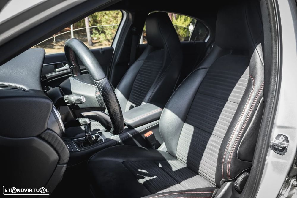 Mercedes-Benz A 180 d AMG Line - 11