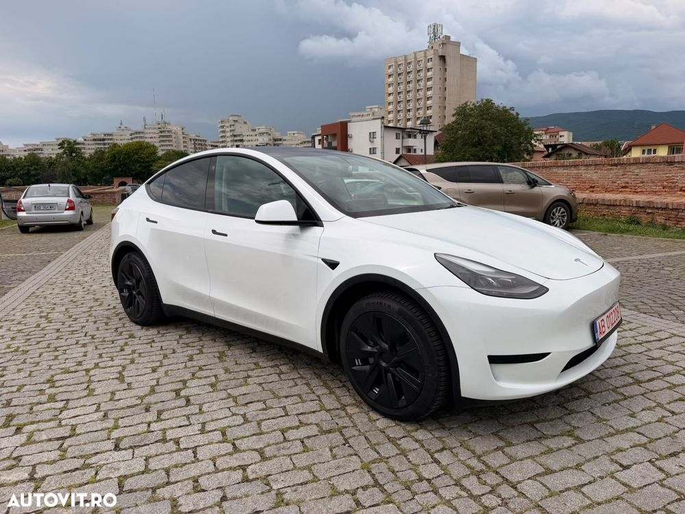 Tesla Model Y Long Range AWD - 5