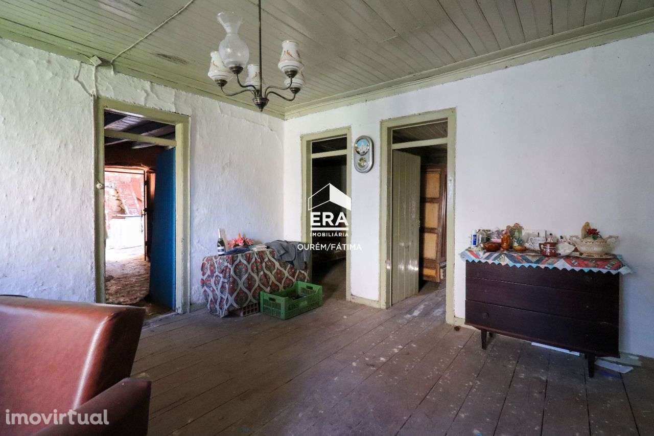 Moradia T2 localizada no Alqueidão da Serra - Grande imagem: 4/26