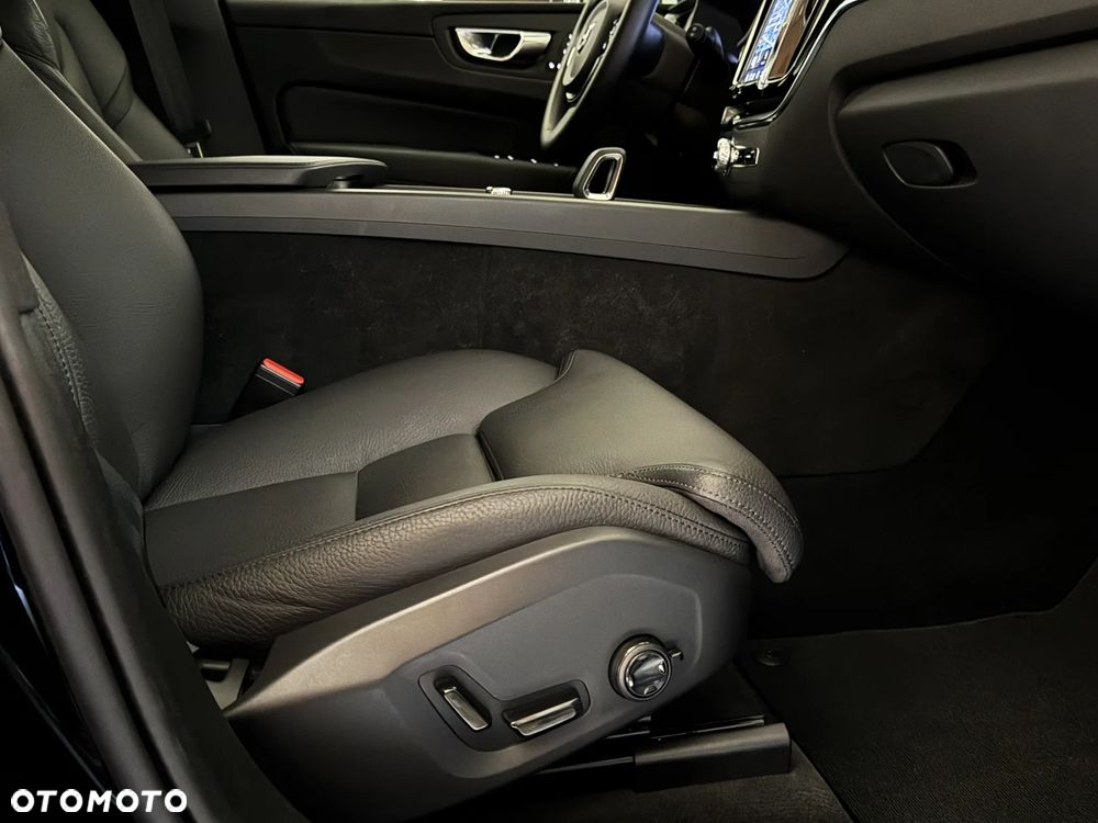 Volvo XC 60 B4 D AWD Plus Dark - 24