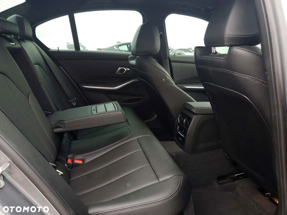 BMW Seria 3 330i - 9