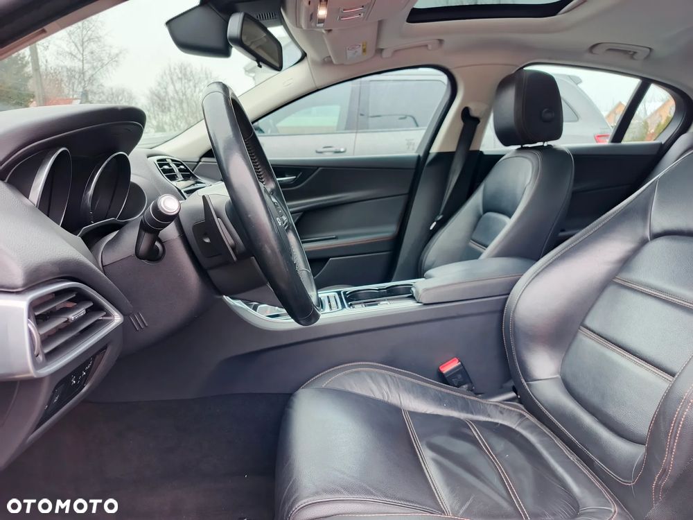 Jaguar XE 2.0 D Portfolio - 11