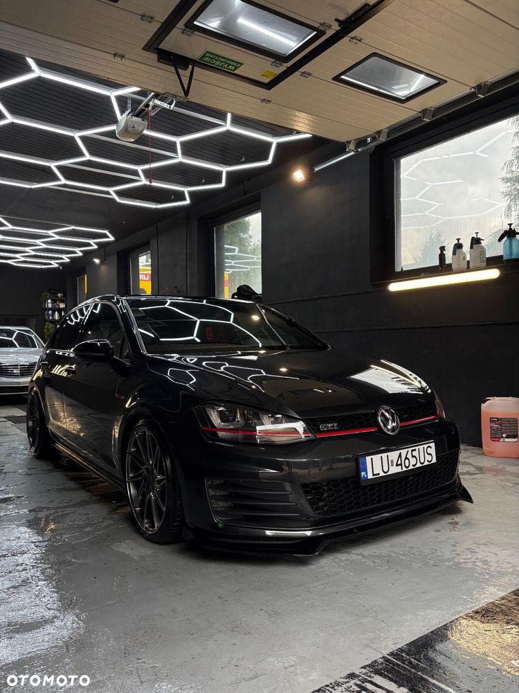 Volkswagen Golf - 1