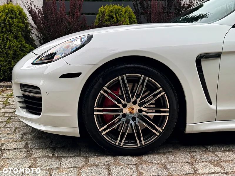 Porsche Panamera GTS PDK - 30