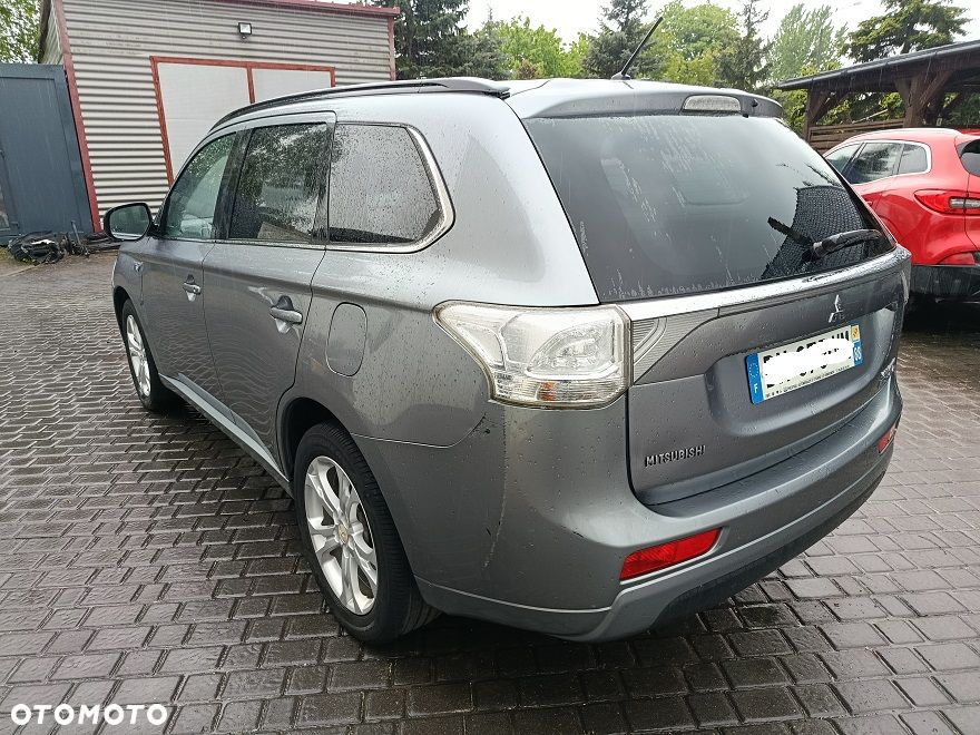 Mitsubishi Outlander - 2
