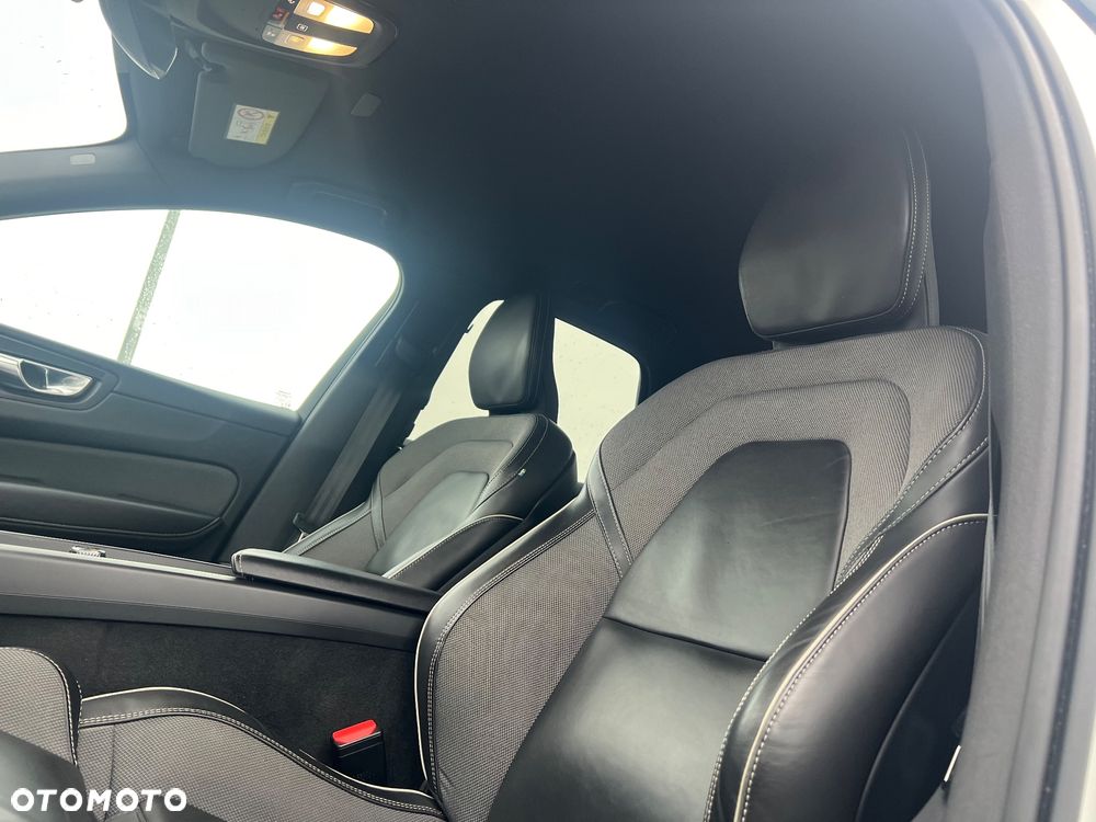 Volvo XC 60 B4 D AWD Plus Dark - 11