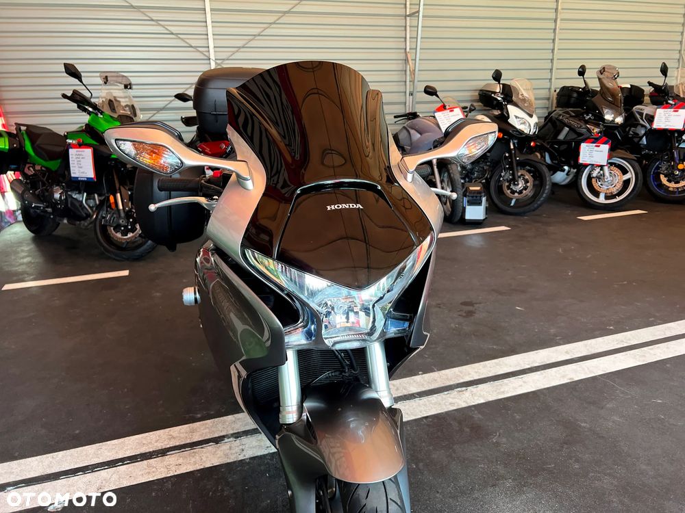 Honda VFR - 18