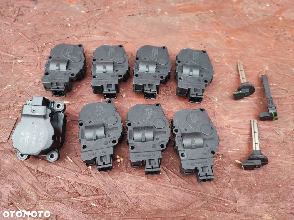 BMW E70 / E70 LCI / E71 / E72 / E81 / E82 / E84 / E85 / E86 / E87 / E87 LCI / E88 / E89 / E90 / E90 LCI / E91 / E91 LCI / E92 / E92 LCI / E93 / E93 LCI / F15 / F16 / F21 / F22 / F25 / F26 / F30 / F31 / F32 / F33 / F34 / F36 / F39 / F80 / F80 LCI / F82 / F83 / F85 / F86 / I01 / I12. ORYGINALNE SILNICZKI REGULACJI KLAP NAGRZEWNICY / CZUJNIKI TEMPERATURY POWIETRZA WEWNĘTRZNEGO. O NR: 9 231 884 / 6 915 391 / 0 151 687 OEM. BARDZO DOBRY STAN TECHNICZNY. - 1