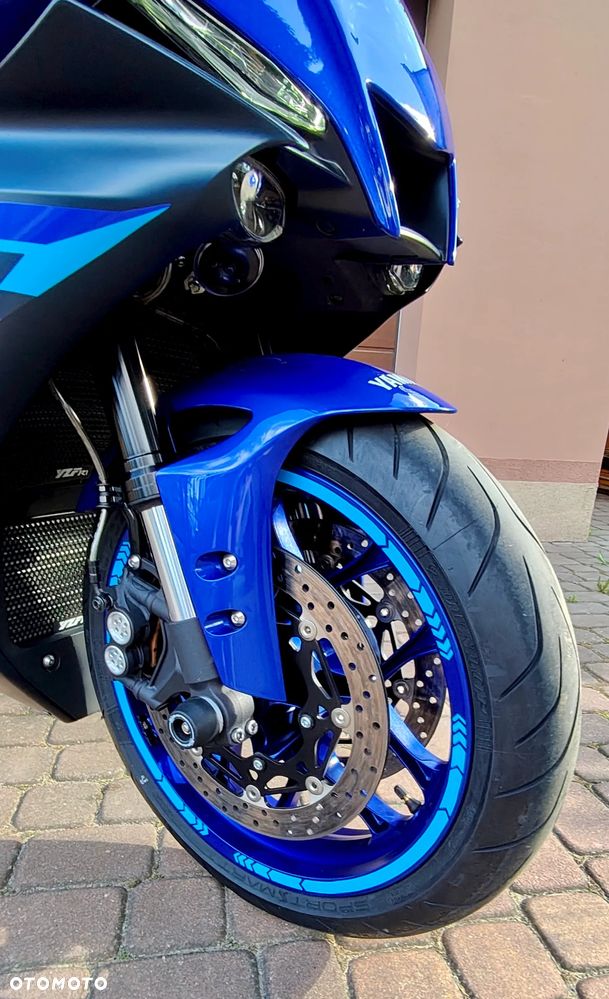Yamaha R1 - 8