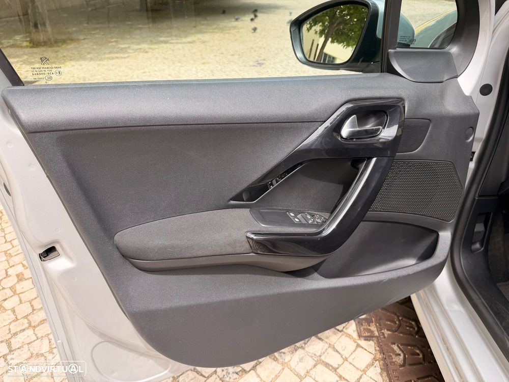 Peugeot 208 1.2 VTi Allure - 34
