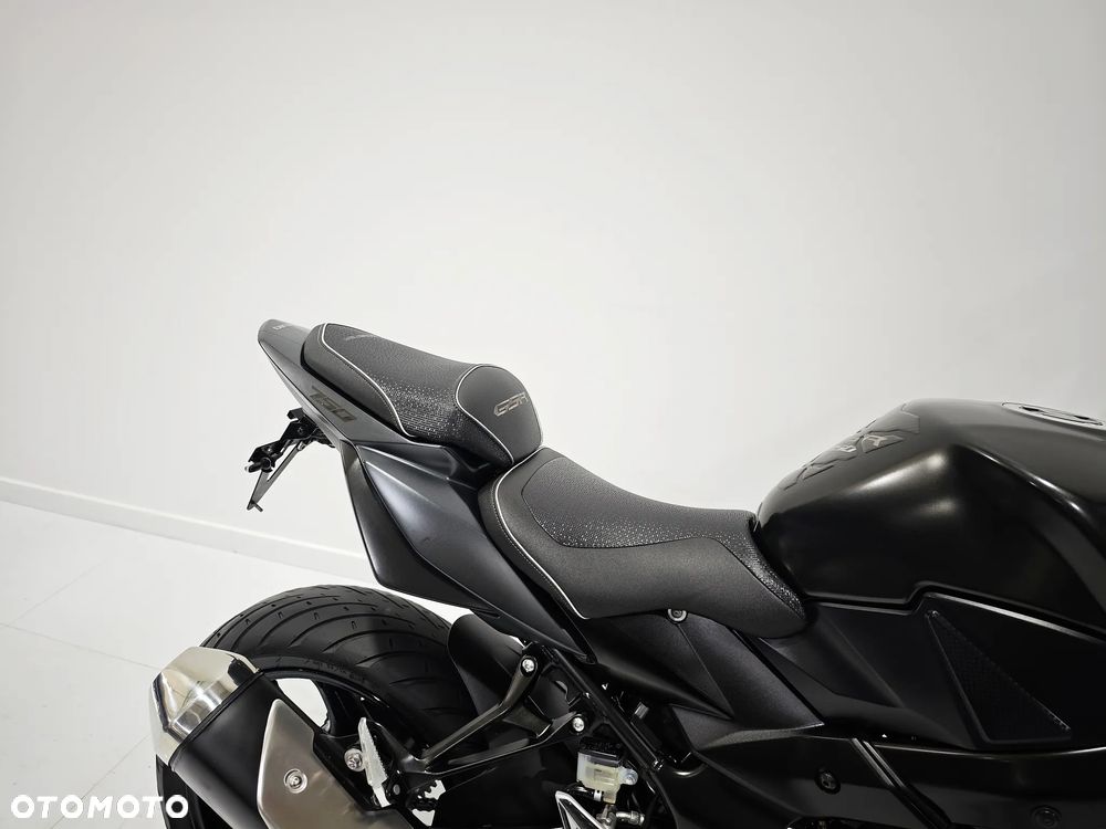 Suzuki GSR - 8
