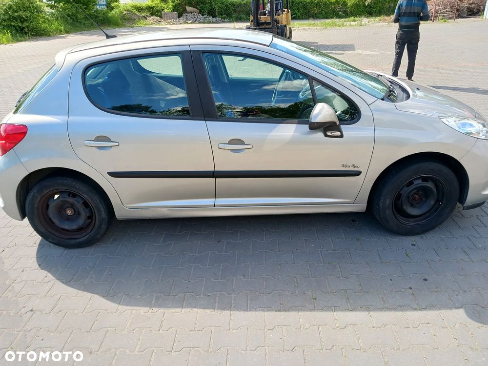 Peugeot 207 Silnik 1,4 16V VTI 70kW 95KM EP3 8FS EP3C skrzynia biegów kolektor przepustnica wtrysk listwa wtryskowa pompa wspomagania abs alternator sprężarka kompresor klimatyzacji skrzynia biegów sprzęgło drzwi ETSC srebrne klapa maska zderzak lusterko listwa klamka zamek wahacz czujnik ciśnienia doładowania mikrostyk blenda pas konsola schowek boczek drzwi fotel fotele magistrala wody podsufitka panel sterownik wyświetlacz moduł szyba czołowa poduszka kierownica manetki zwijak radio mechanizm szyb wydech tłumik mcperson zacisk hamulcowy lampa felga moduł BSM BSI lampa europa zbiorniczek rura przewód wyświetlacz NA CZĘŚCI WSZYSTKIE CZĘŚCI - 7