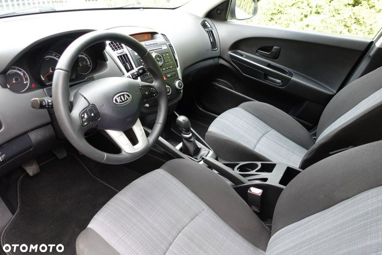 Kia Ceed - 11