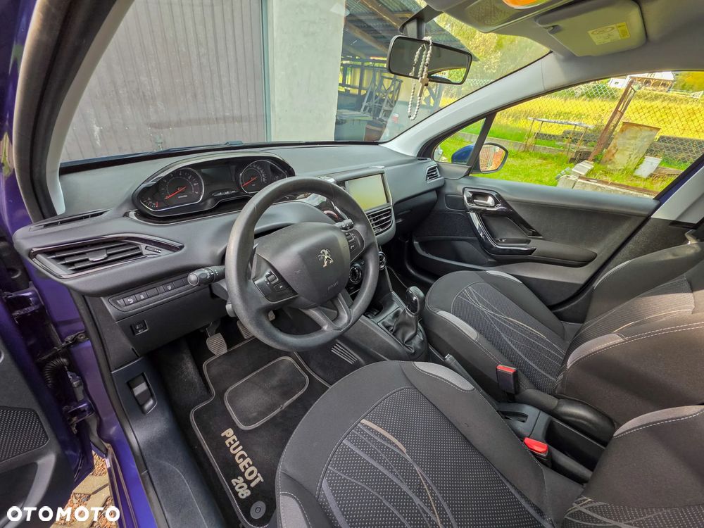 Peugeot 208 - 8