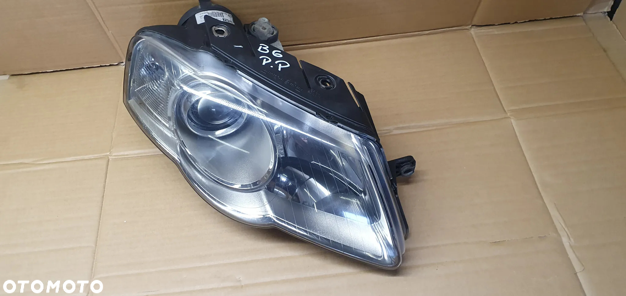 Lampa prawy przód przednia prawa VW Passat B6 3C0941006AB - 2