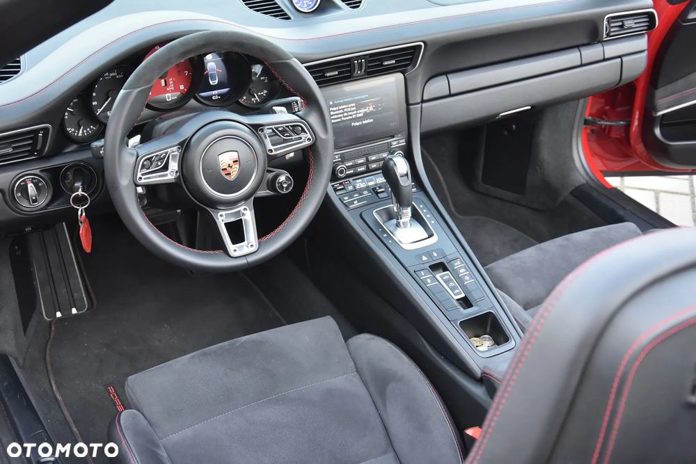 Porsche 911 Carrera 4 GTS PDK - 12