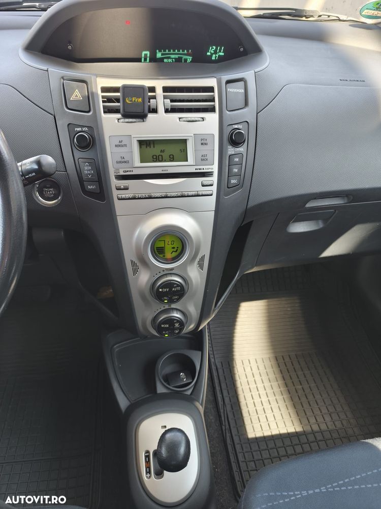 Toyota Yaris 1.3 Aut Sol - 14