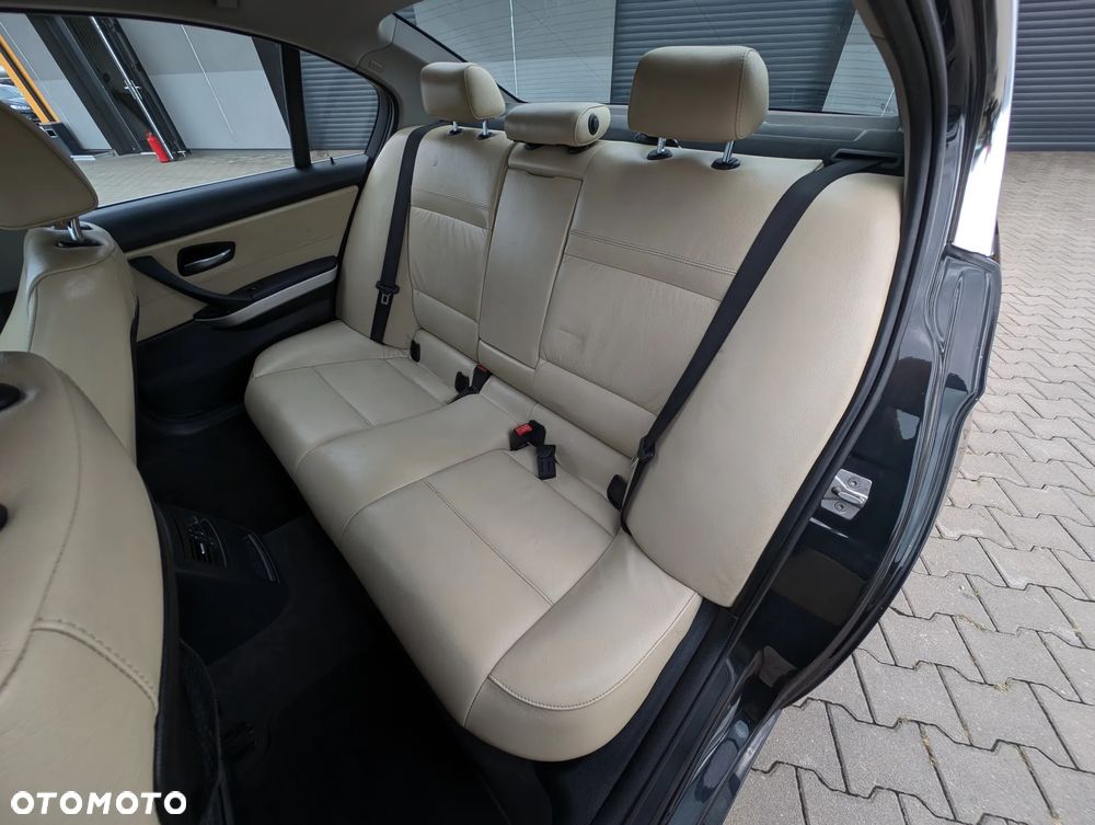 BMW Seria 3 318d Sport Line - 38