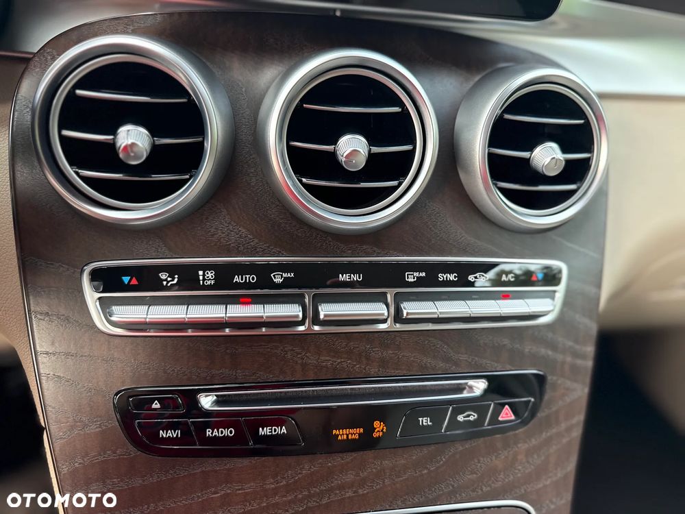 Mercedes-Benz GLC 250 4Matic 9G-TRONIC AMG Line - 23