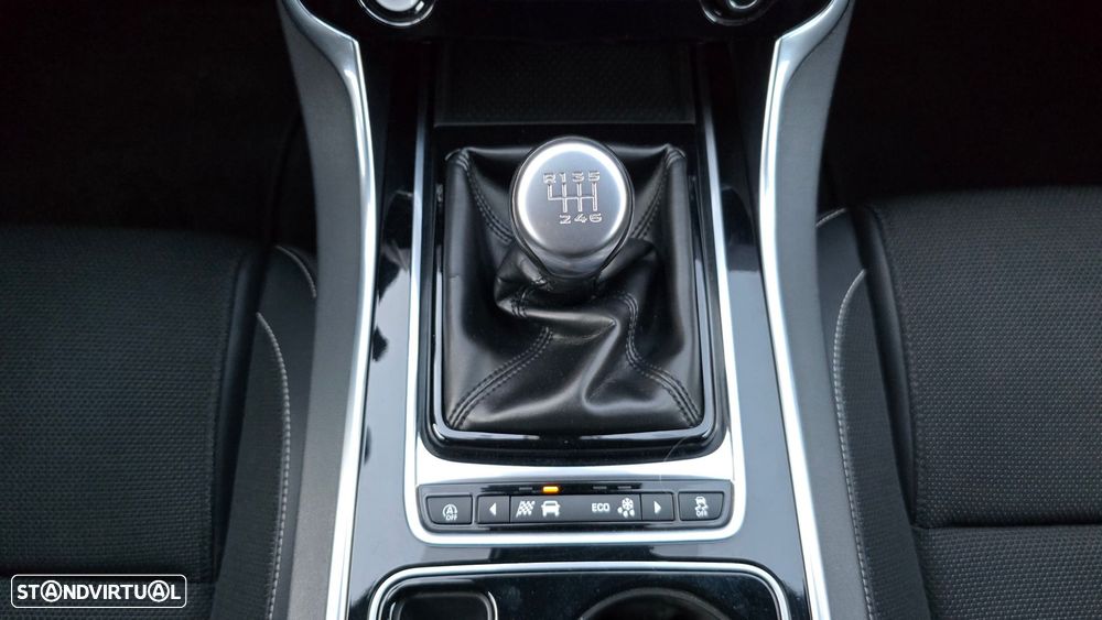 Jaguar XE 2.0 D R-Sport - 35