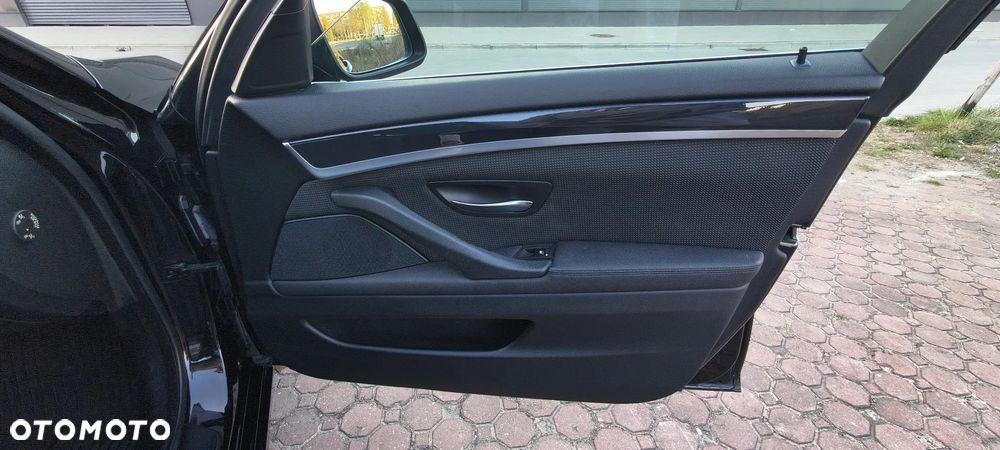 BMW Seria 5 525d Luxury Line - 23