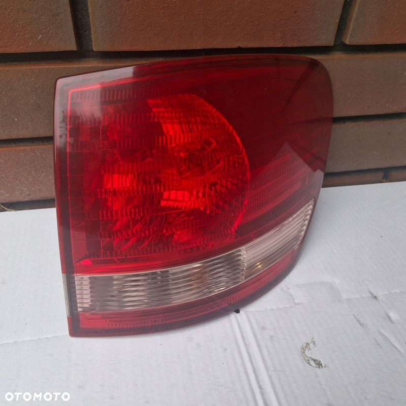 TOYOTA AVENSIS VERSO T22 LAMPA PRAWY TYŁ - 4