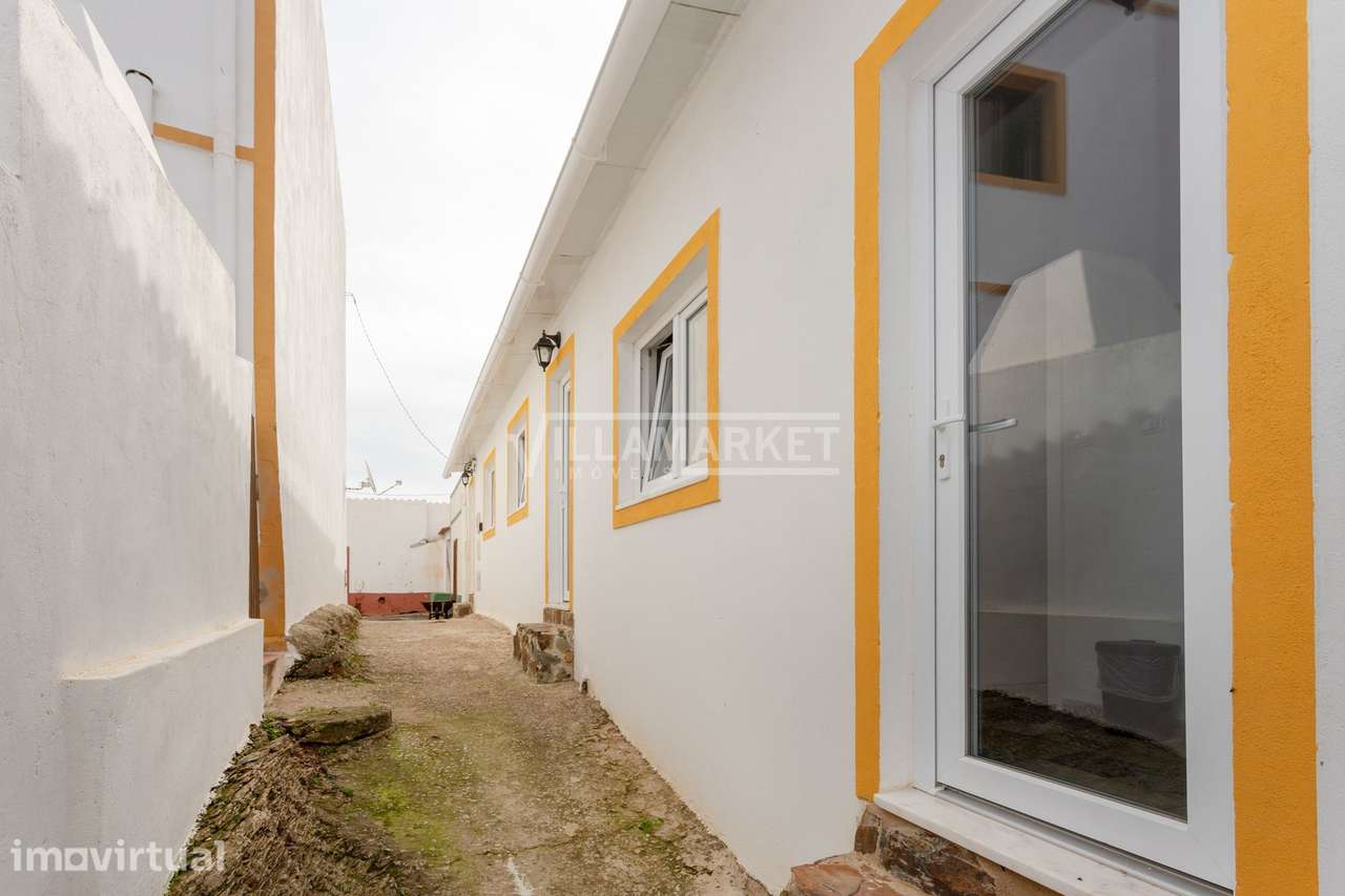 Edifício térreo composto por 3 moradias, 1 T1  e 2 T0 situado no centr - Grande imagem: 3/48
