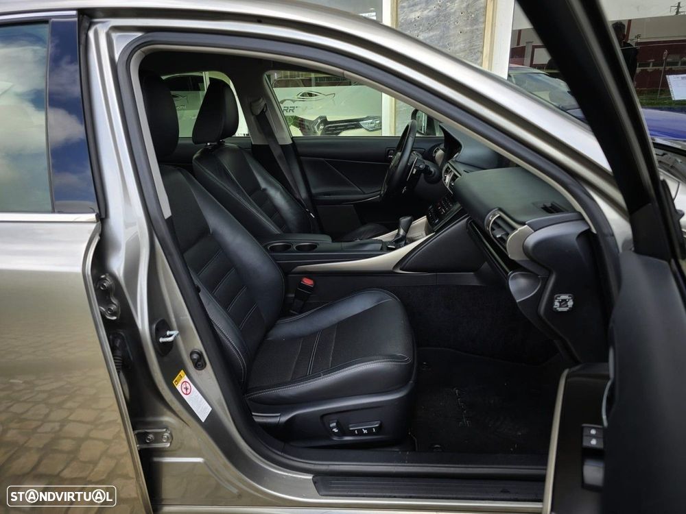 Lexus IS 300H Executive+ - 31