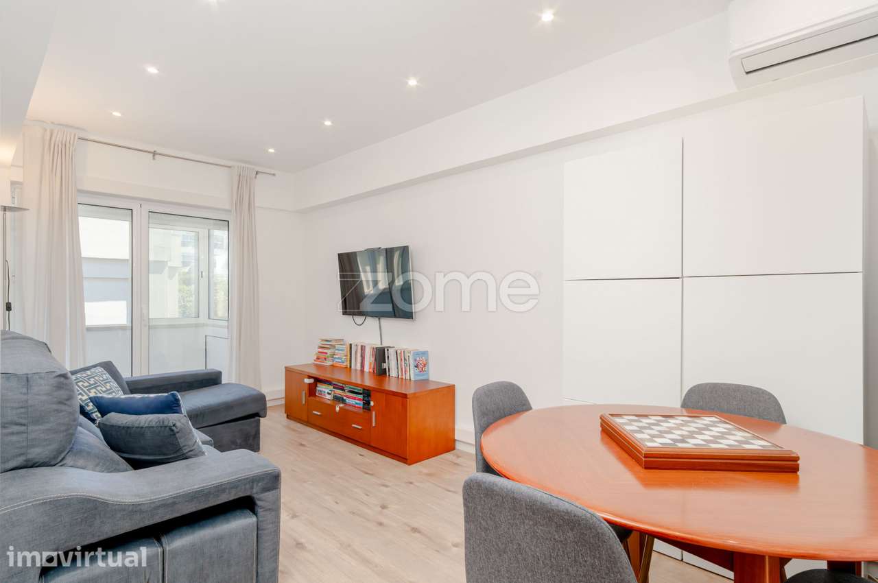 Apartamento T2 Totalmente Remodelado Junto Hospital da Cruz Vermelha - Grande imagem: 4/25