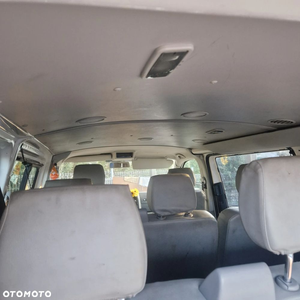 Volkswagen Caravelle - 8