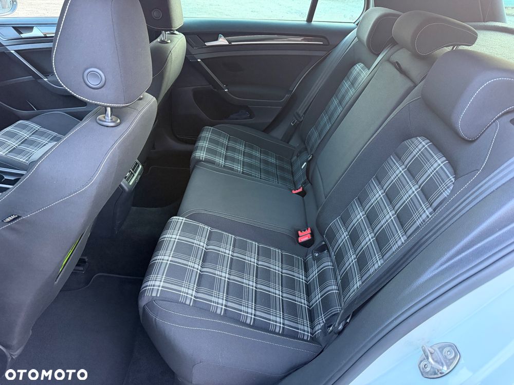 Volkswagen Golf - 32