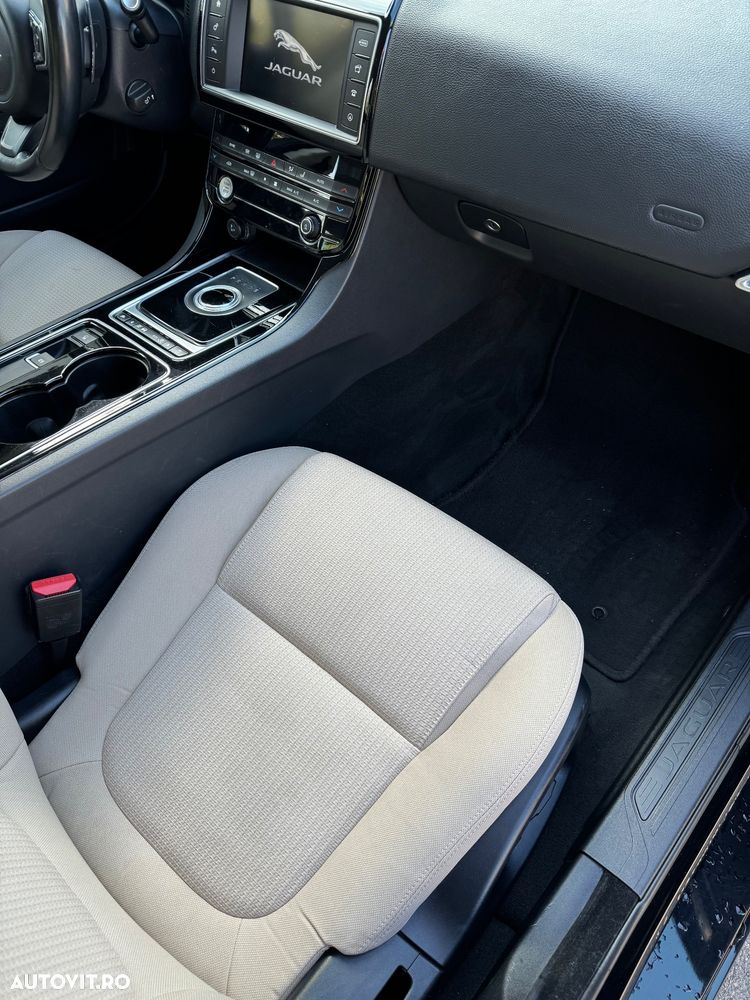 Jaguar XE - 11