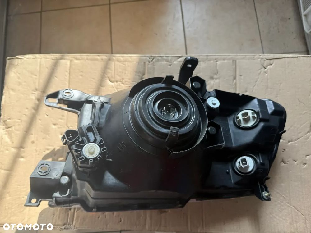 Reflektor / lampa przód przednia prawa Mitsubishi Pajero III 99-06' -  oryginalna - 2