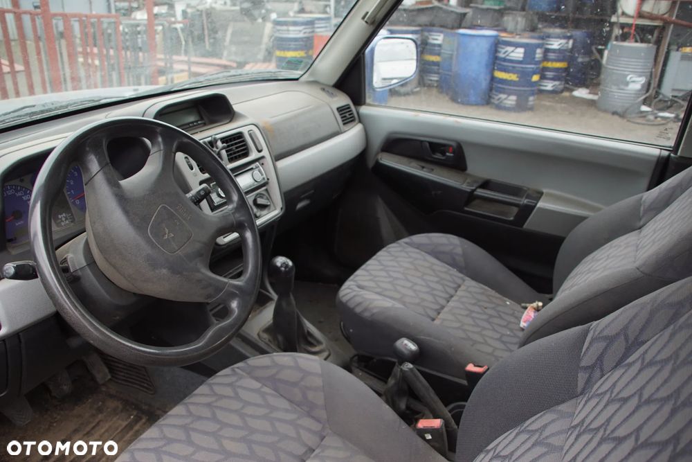 Auto na części - Mitsubishi Pajero Pinin 2.0 GDI 129 KM 4G94 V5M21 TH9B 2003R Silnik Skrzynia Drzwi Maska Błotnik Klapa Zderzak Lampa Lusterko Klamka Szyba Deska Kokpit Sterownik Moduł Czujnik Licznik Wyświetlacz Panel Kierownica - 9