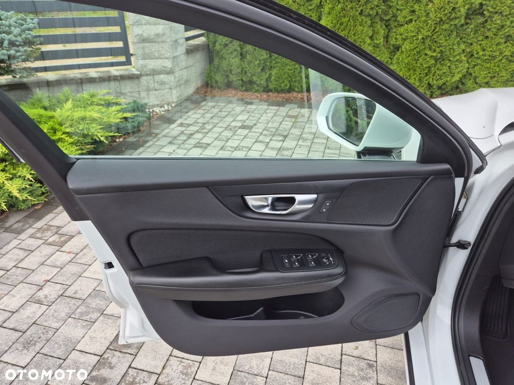 Volvo V60 B3 B R-Design - 10