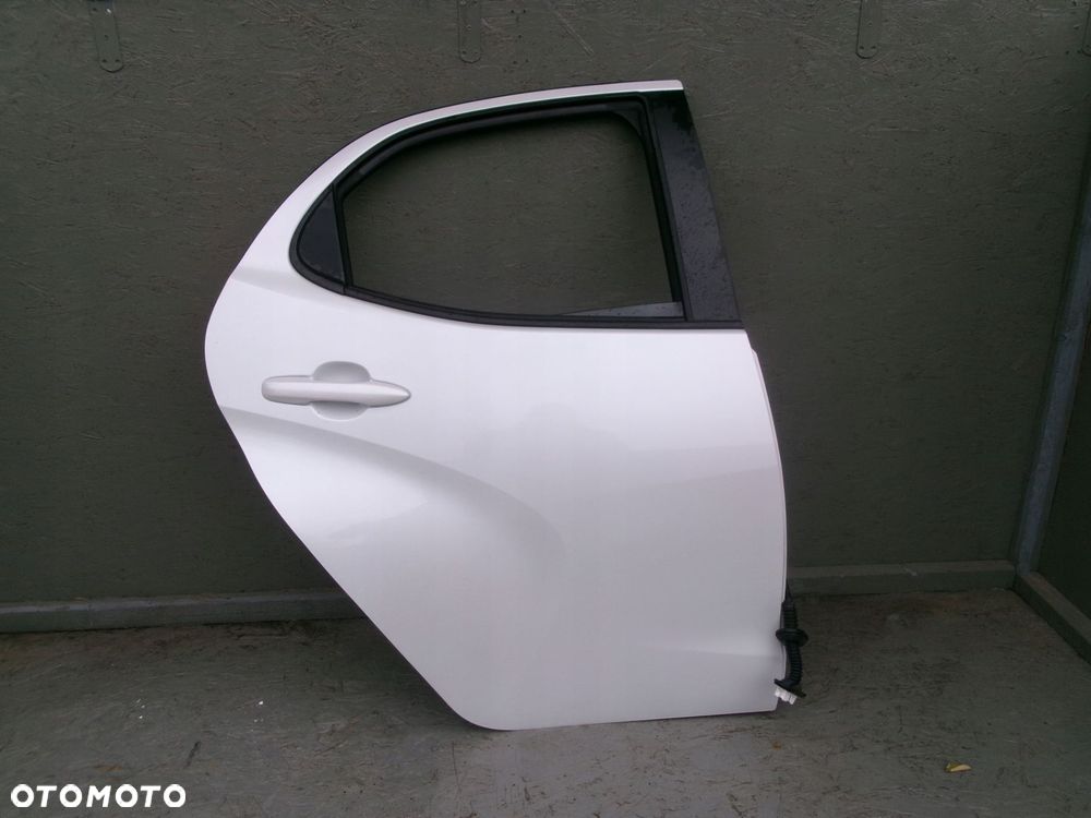 toyota yaris iv generacji drzwi tylne prawe - 1