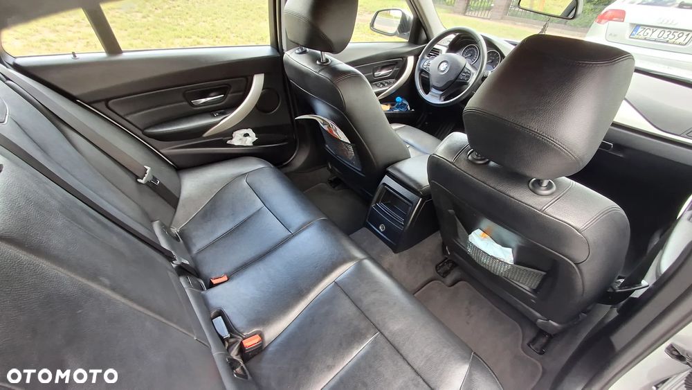 BMW Seria 3 320d Touring - 12
