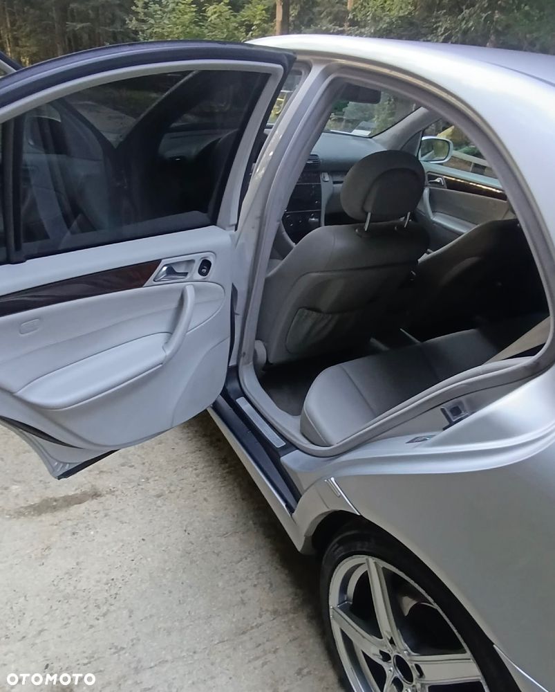 Mercedes-Benz Klasa C 240 Avantgarde 4-Matic - 15