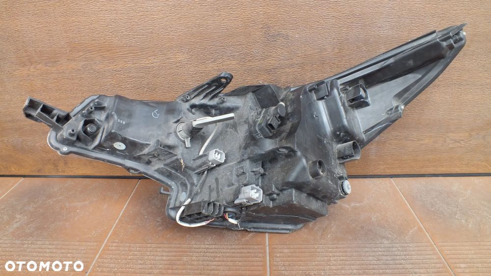 Lampa przednia prawa Toyota Avensis t29 zwykła - 8