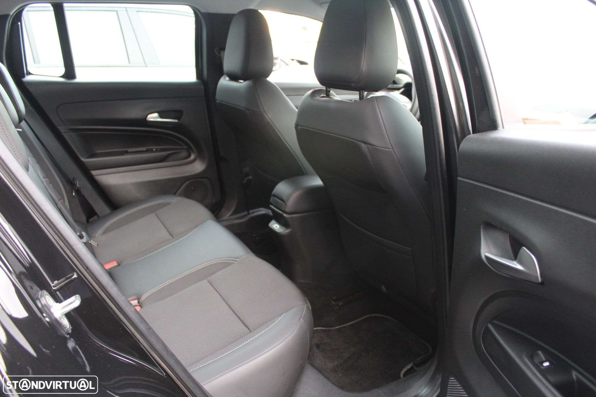 Jeep Avenger 1.2 GSE T3 Altitude - 19