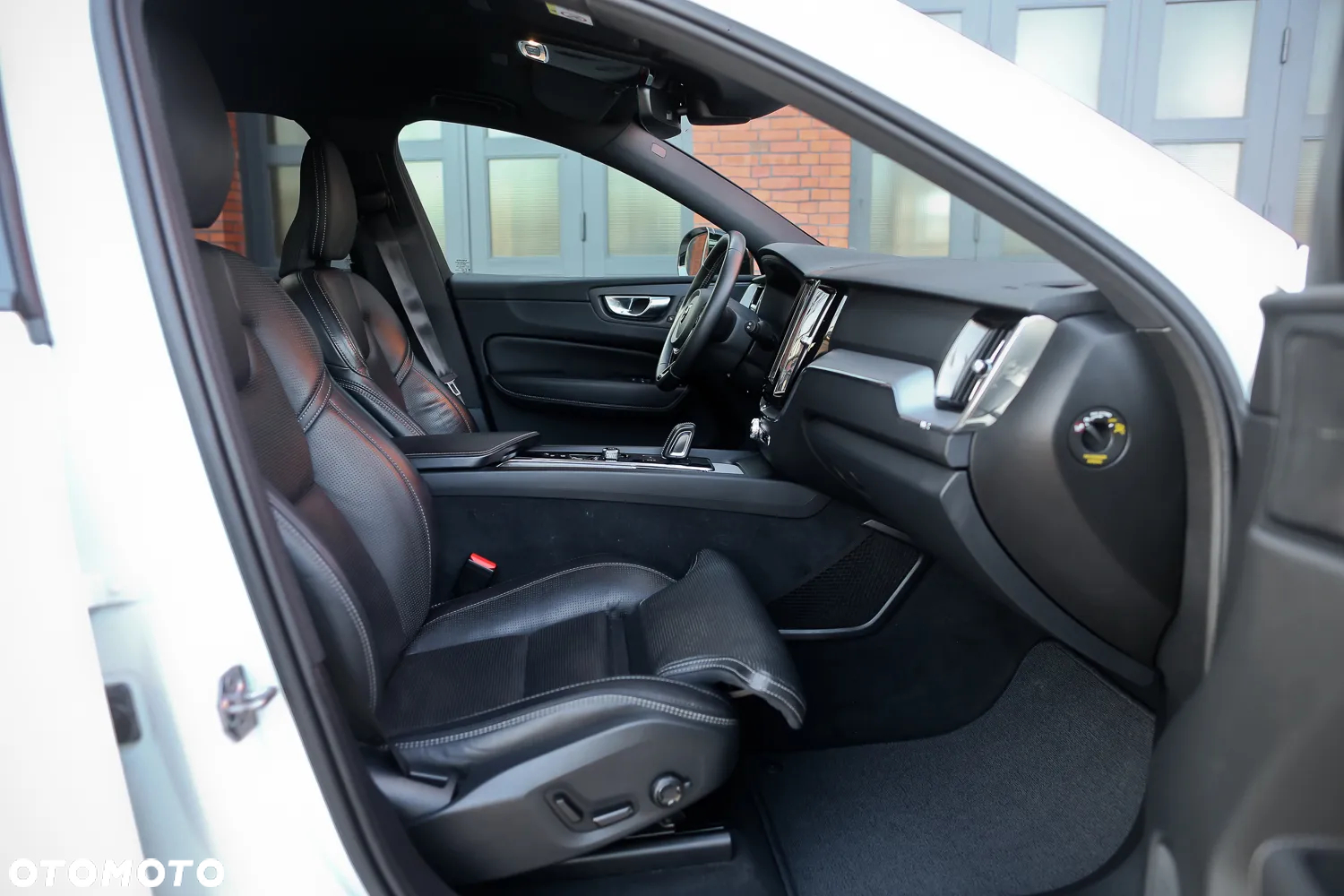 Volvo XC 60 D5 AWD Geartronic RDesign - 27