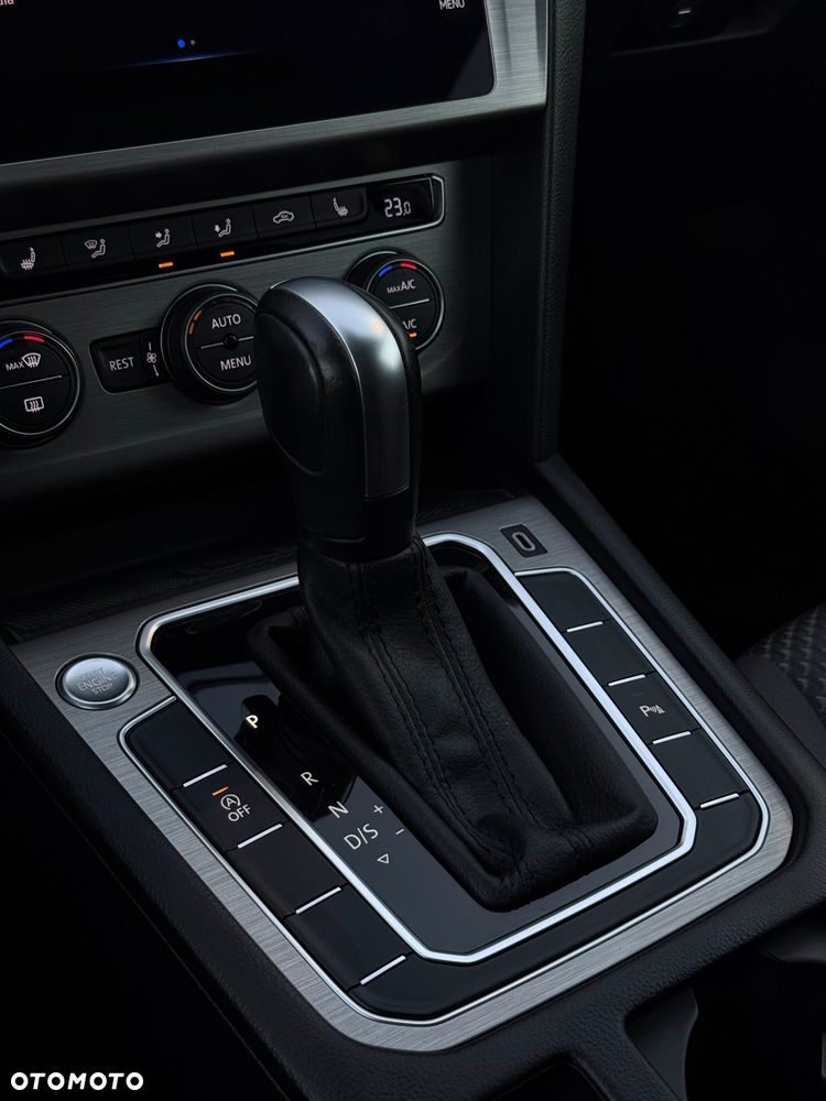 Volkswagen Passat 2.0 TDI SCR DSG Conceptline - 25