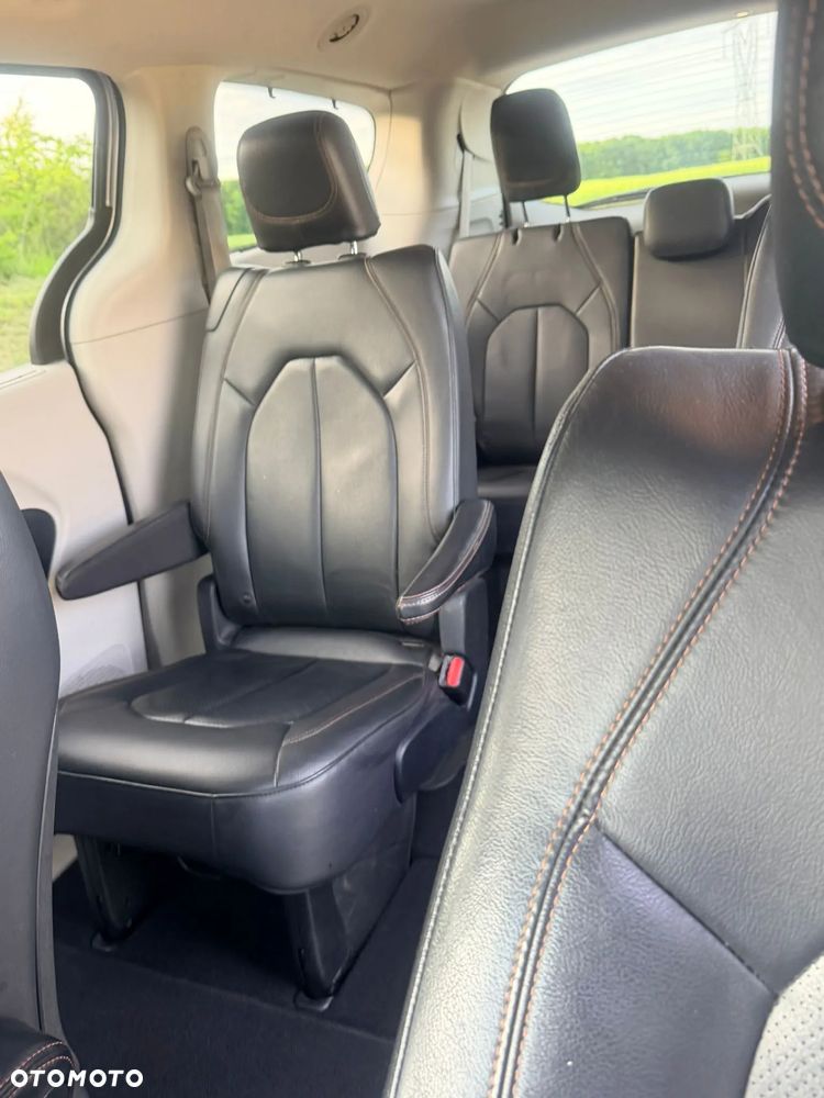 Chrysler Pacifica - 12